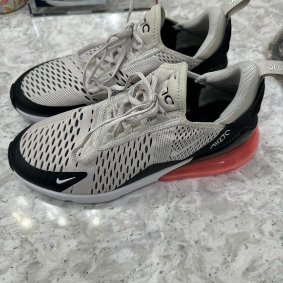 Nike Air Max 270 - Picture 3 of 4